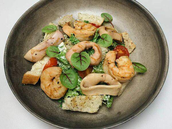 Vin Vin Concept Bar - Салат Цезарь с морепродуктами