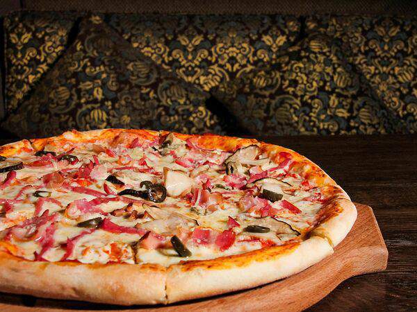 Трибуна - Пицца с белыми грибами и мясокопченостями