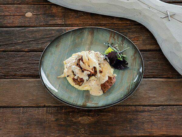 Гастробар Море - Телячья печень с картофелем и горчичным соусом