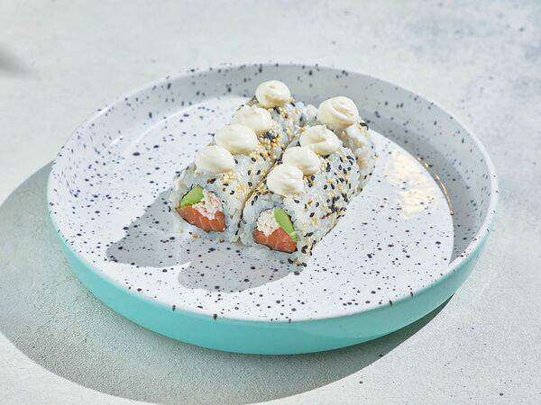 SUSHITO - НеКалифорния с лососем и кремом из пармезана