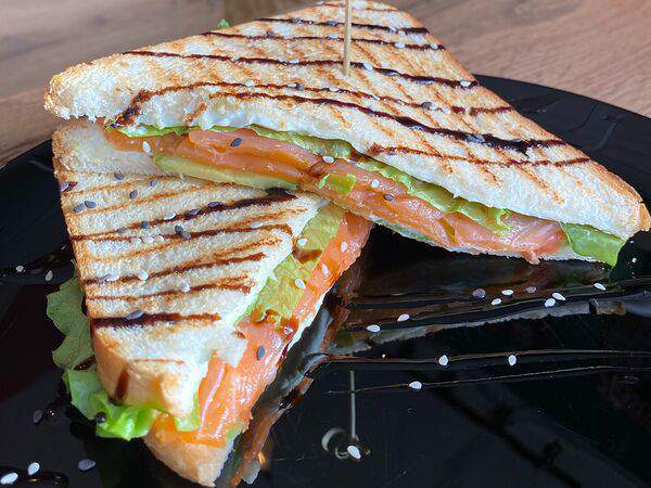 Yummy coffee shop - Авокадо-тост с красной рыбой