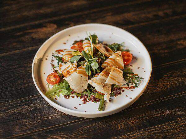 Инжир - Салат с кальмаром и киноа