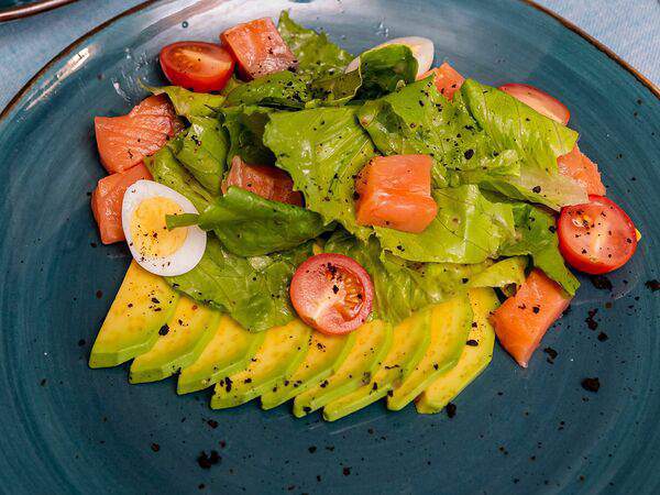 Акварель - Салат с лососем слабой соли и авокадо