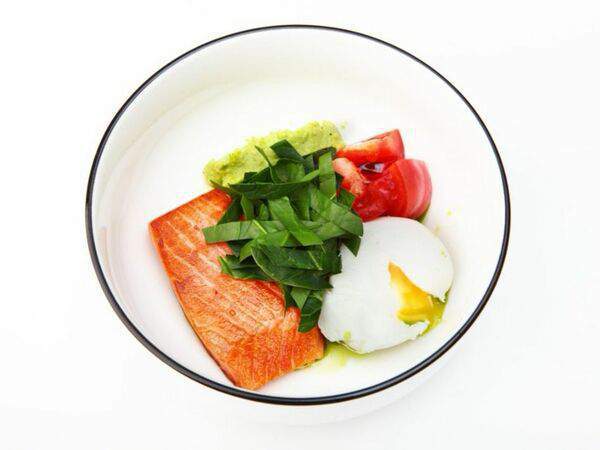 Colors Сafe - Лосось гриль с яйцом пашот и гуакамоле