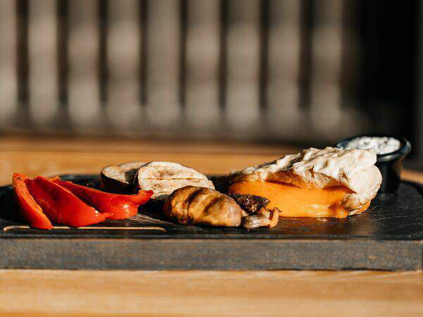 Burger Prime - Фаршированная куриная грудка с гарниром и соусом на выбор