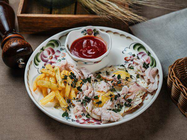 На Глинках - Глазунья с копченой грудкой и картофелем фри