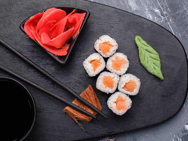 Суши кот - Ролл с лососем