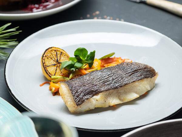 Залив - Стейк из палтуса с овощами на пару