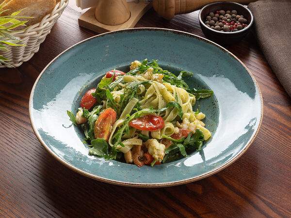 L'angolo Italiano - Тальятелле с креветками, черри, рукколой и песто