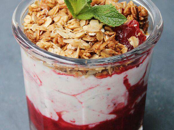 2A Concept. Coffee, Cake & Shop - Творожный мусс с малиной и гранолой