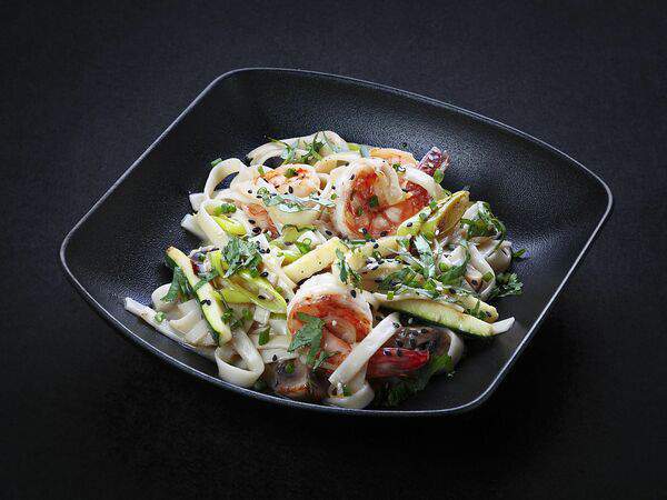 Sushi maki - Лапша удон с креветками и овощами