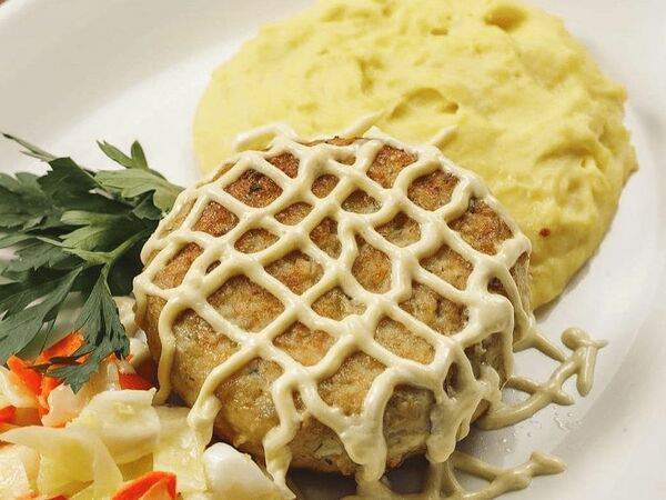 Сельпо - Щучья котлета с соусом, картофельным пюре и маринованной капустой