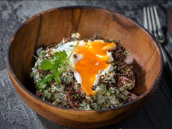 Fish Point - Деревенский салат из огурцов и редиса с яйцом-пашот