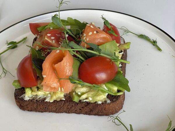 Mogu - Авокадо тост с лососем