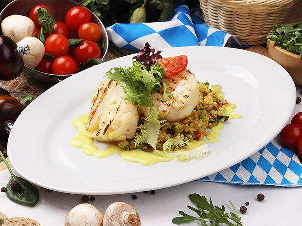 Максимилианс - Стейк-гриль из цветной капусты с булгуром