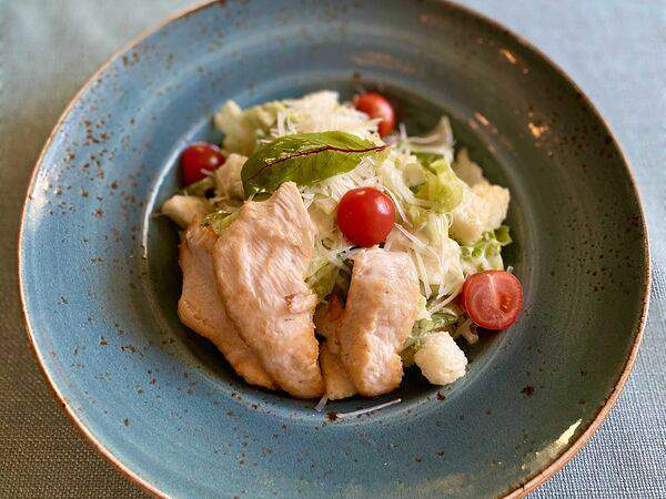 Хуторок на Пушкина - Цезарь с курицей