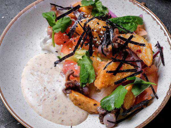 Spicy Band - Салат с мини-осьминогами и ореховым соусом