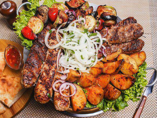 Две хижины - Ассорти кебабов с овощами