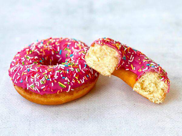 HOTDOGGER - Донат Ванильный с клубничной глазурью