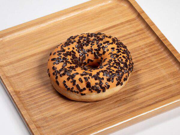 Baggins coffee - Пончик-донат с кондитерской глазурью, апельсиновой и черносмородиновой начинкой и шоколадной посыпкой