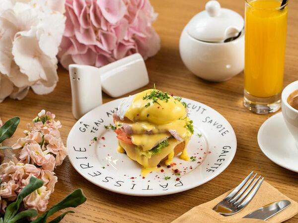 Theo - Яйцо Бенедикт с ветчиной