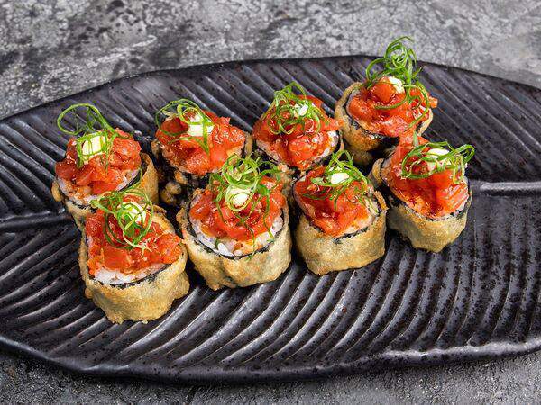 Umi asian kitchen & bar - Жареный ролл с креветкой и тартаром из тунца