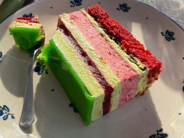 Donna Olivia - Фисташковый торт с клубникой