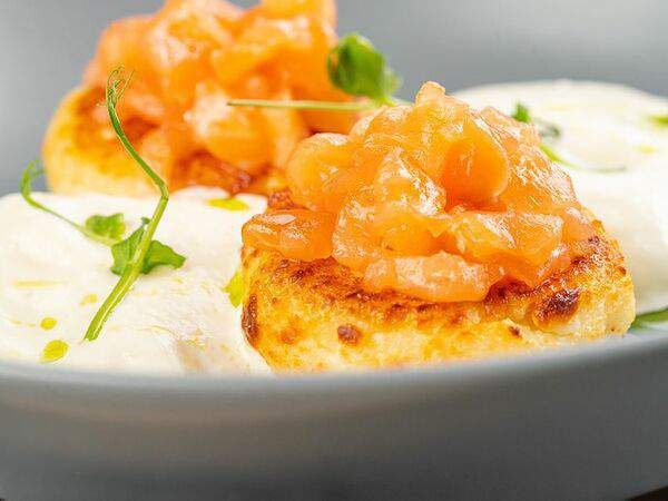 Café Brasserie - Сырники с лососем и соусом пармезан