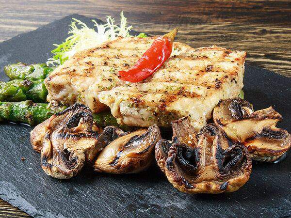 Старые традиции - Стейк из свинины на спарже-гриль с шампиньонами и маринованным перцем халапеньо