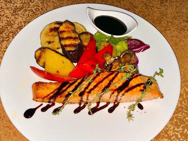 Кадриль - Стейк из семги с овощами гриль