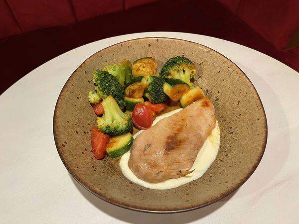 Гурмерия De Paris - Курица с овощами на гриле и соусом на основе творожного сыра