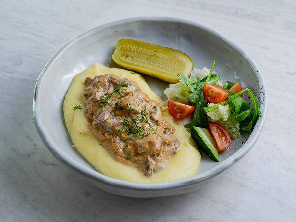 Кристалл - Бефстроганов с пюре и миксом салата