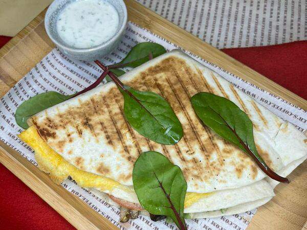 Traveller's Coffee - Мексиканская лепешка тортилья с пастрами и сладкой паприкой