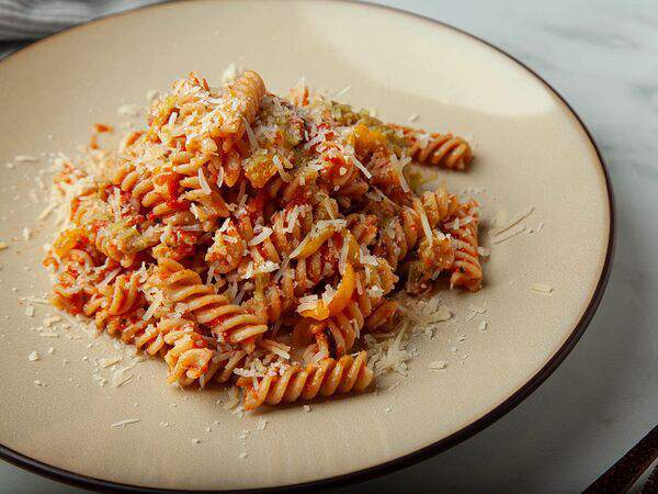 Вкусняхи - Фузилли острые с овощами