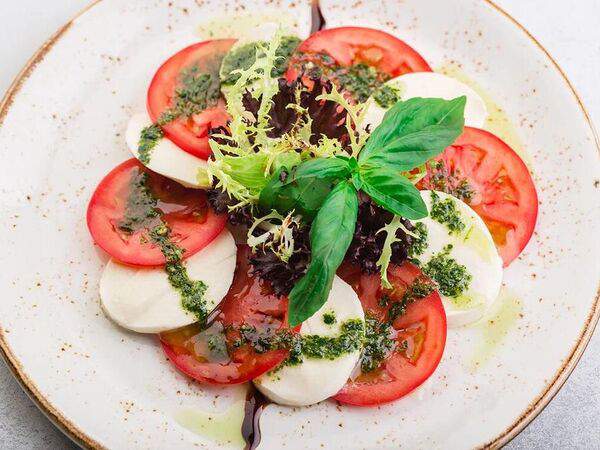 Пунта Прима - Салат Капрезе с моцареллой