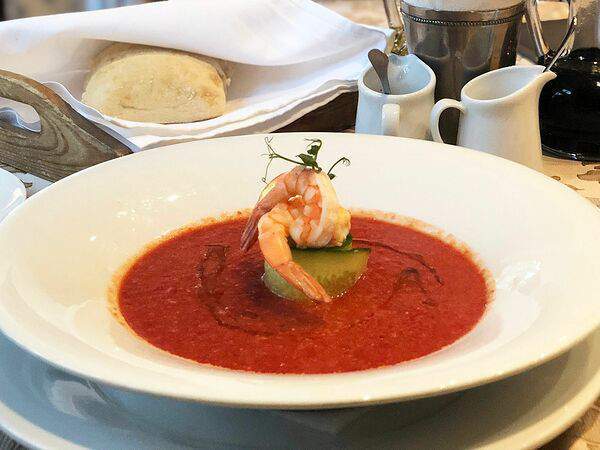 Чайковский - Томатный Гаспачо с тартаром из огурца и креветок