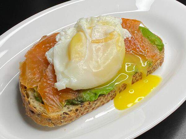 Milbo - Брускетта, яйцо пашот, авокадо, лосось