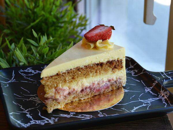 Кофейня Pankoff Bakery - Торт Тропики с клубникой (кусочек)