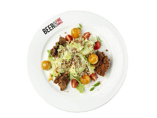 Beer & Fire Grill - Салат с куриной печенью и карамелизированными яблоками