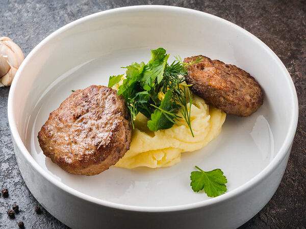 Chalet River Club - Котлеты из говядины с картофельным пюре