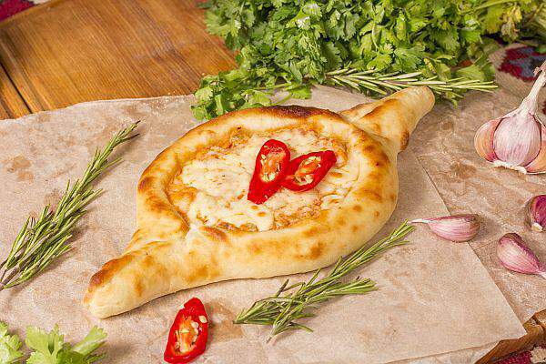 Мушмула - Хачапури с гребешком и креветками Том ям