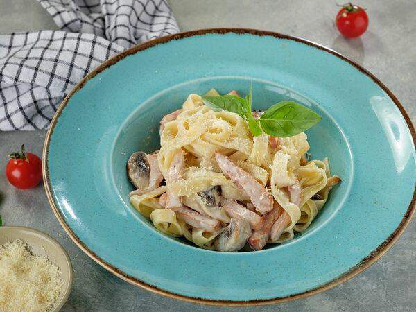 Япона мама - Феттуччине с грибами и ветчиной