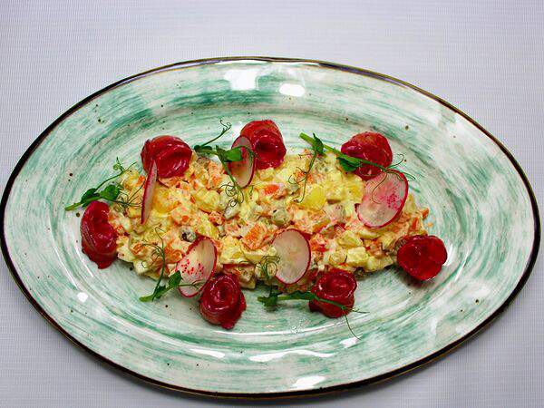 Гости - Оливье со слабосоленым лососем