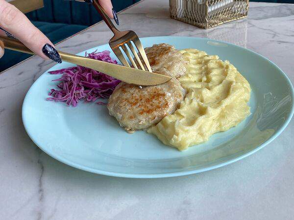 Библиотека - Куриные котлетки с сырным пюре