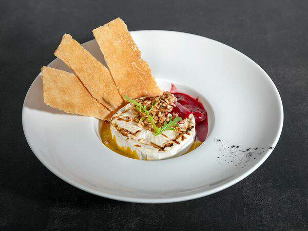 Happyterria - Жареный Камамбер с ягодным соусом