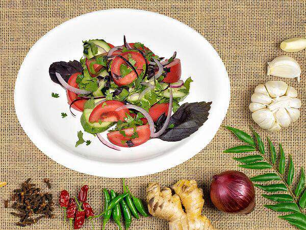 С акцентом - Салат из свежих овощей