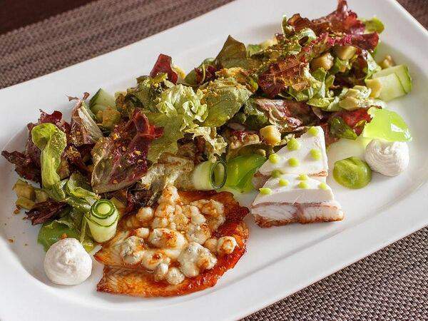 Per se - Салат с запеченным угрем, сливочным сыром и спелым авокадо