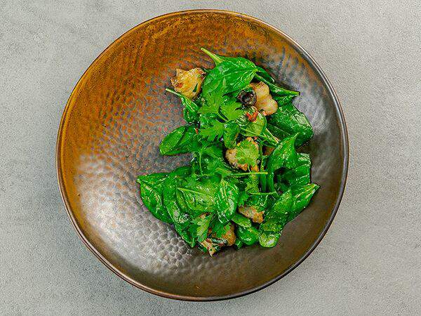 Pivino - Салат с дальневосточным рапаном, молодым шпинатом, маслинами и вялеными томатами