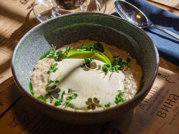 Месье оливье - Овсяная каша с пармезаном, авокадо и яйцом пашот