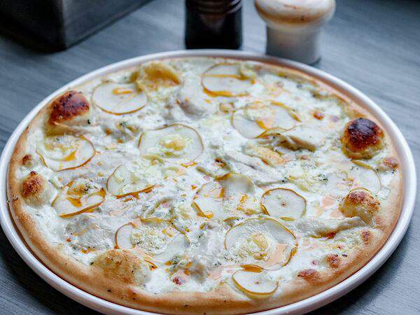 Winenot - Пицца с курицей и грушей